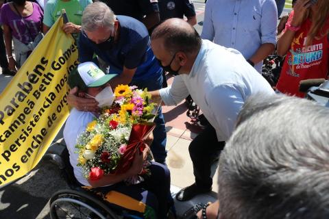 Beth recebe flores #paratodosverem