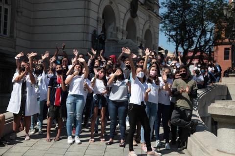 Estudantes acenam para Beth #paratodosverem