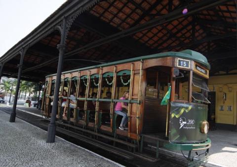 Bonde especial da Independência em frente a Estação do Valongo. #paratodosverem