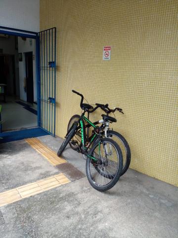 duas bikes encostadas em uma parede. #paratodosverem