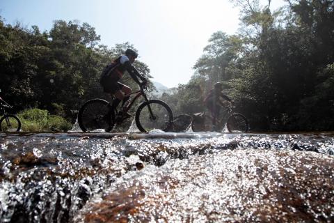 ciclista passa em trecho de rio. #paratodosverem