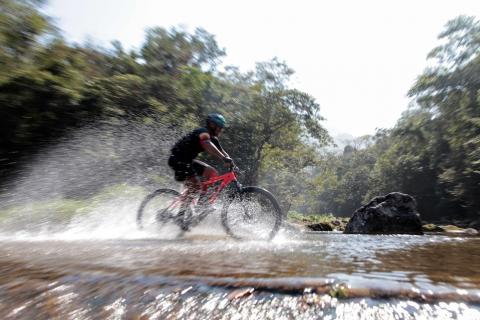 ciclista percorre trecho de rio. #paratodosverem
