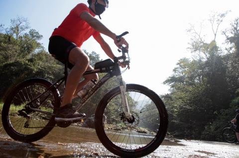 ciclista peda em trecho de rio. #paratodosverem