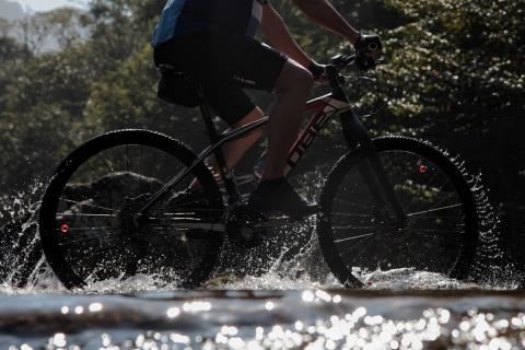 ciclista percorre trecho de rio. #paratodosverem