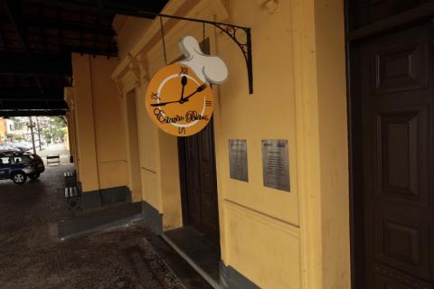 Fachada e placa com o nome do restaurante Estação Bistrô. #pracegover