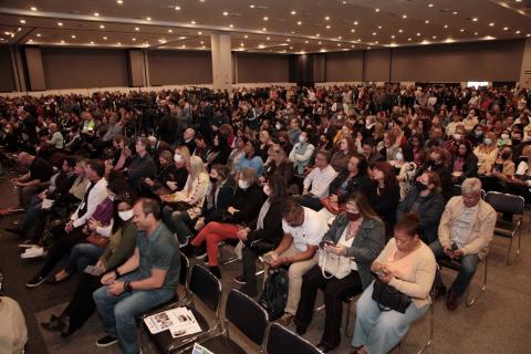 auditório lotado de pessoas. #paratodosverem