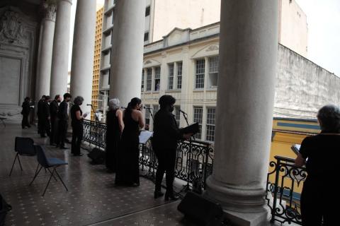 Músicos se apresentam na sacada do edifício da Bolsa #paratodosverem