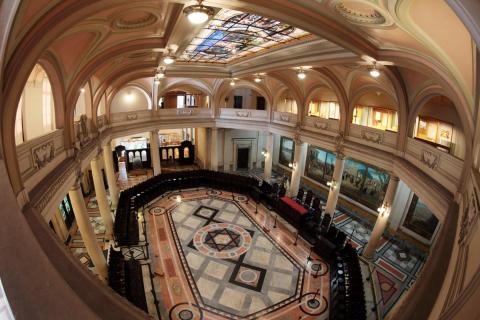 Vista panorâmica do primeiro andar do Museu do Café para o saguão de entrada. #pracegover