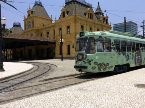 Bonde Café passa ao lado da Estação do Valongo. #pracegover