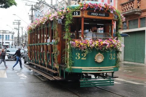 Bonde circulando pela rua #paratodosverem