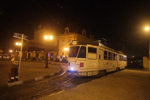 Bonde arte em roteiro à noite. #paratodosverem