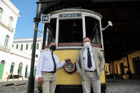 motorneiro e condutor à frente do bonde. Os dois usam máscara. #paratodosverem