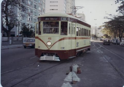 bonde circula pela orla, na década de 80. #paratodosverem