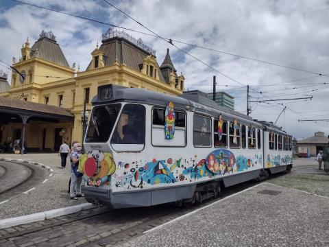 O bonde arte visto do lado de fora, na estação do valongo. A fachada do carro tem motivos infantis, lembrando o Dia das Crianças. #paratodosverem