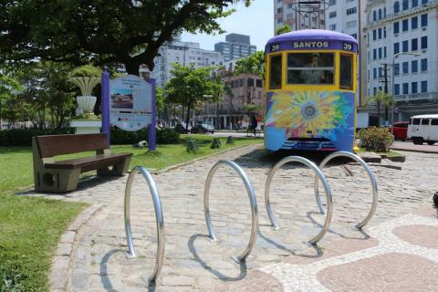 Bonde do gonzaga decorado para a primavera criativa. #paratodosverem