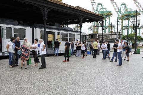 turistas estão na estação do valongo aguardando para ingressar no bonde. 