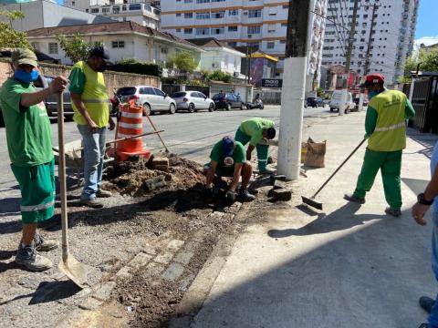 Homens instalam boca de lobo #paratodosverem