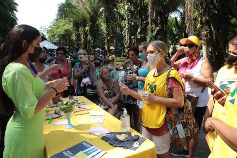 Nutricionista orienta mulheres sobre bebidas saudáveis. #pracegover