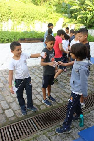 crianças brincam com iô-iô. #paratodosverem