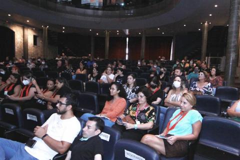 pessoas sentadas na plateia.  #paratodosverem