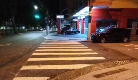 Faixa de pedestre pintada em uma esquina a noite #paratodosverem