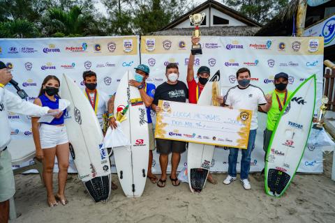 surfistas com pranchas na premiação #paratodosverem