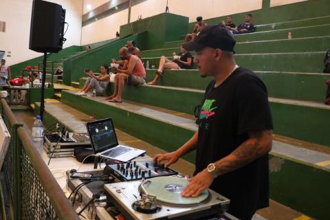 DJ na mesa durante o jogo #paratodosverem