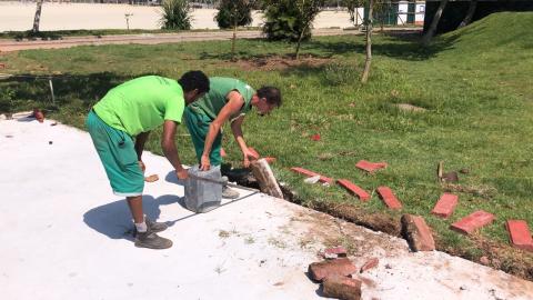 operários fazem manutenção em solo #paratodosverem 