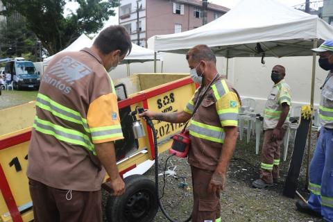 Agentes da CET pintam carrinhos. #paratodosverem