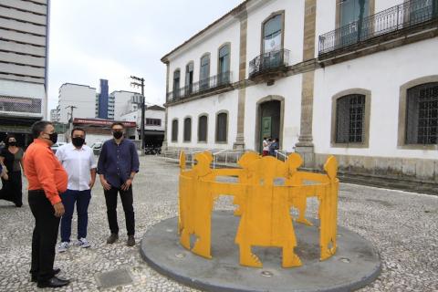 Autoridades na frente da cadeia velha #paratodosverem