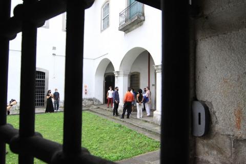 Pessoas conversando dentro da cadeia velha #paratodosverem