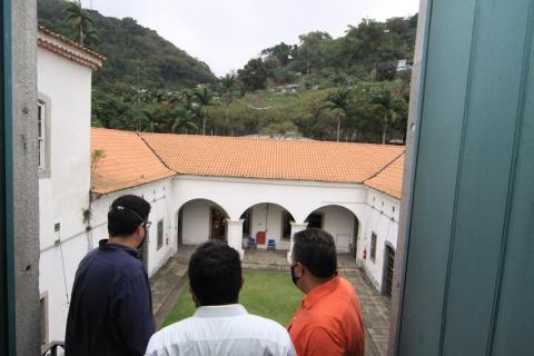 Autoridades observando do alto centro da cadeia velha #paratodosverem