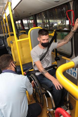 Motorista ajuda a prender cito de segurança. #pratodosverem