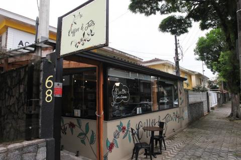 fachada de estabelecimento com mesa vazia na frente. - #paratodosverem