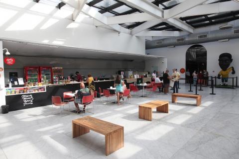 Cafeteria na saída do museu. #paratodosverem