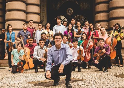 Músicos de grupo santista posam com instrumentos em frente à Bolsa do Café. #pratodosverem