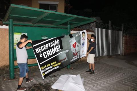 Duas pessoas seguram cartaz #paratodosverem
