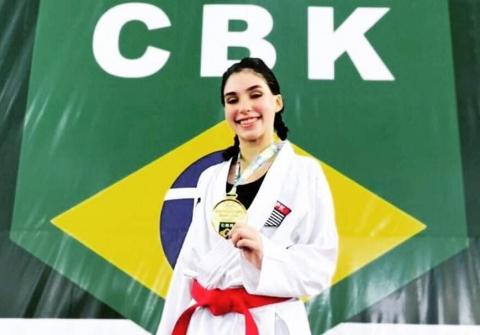 Rafaela Arias ostenta medalha de ouro. #paratodosverem