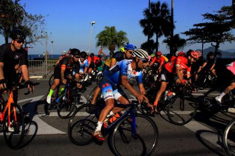 ciclistas fazendo curva #paratodosverem