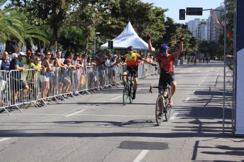 ciclista na chegada levanta os braços #paratodosverem