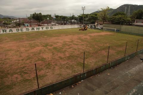 imagem do campo com muita areia e trator ao fundo #paratodosverem