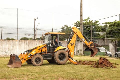 trator tira gramado do campo #paratodosverem