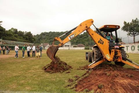 trator tira gramado do campo #paratodosverem