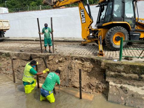 Homens montam estrutura de ferro dentro de canal. #Paratodosverem