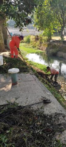 homem limpa trecho de canal manualmente. #paratodosverem