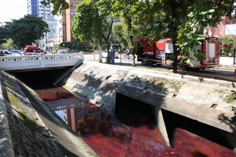 canal com mancha vermelha na água. #paratodosverem