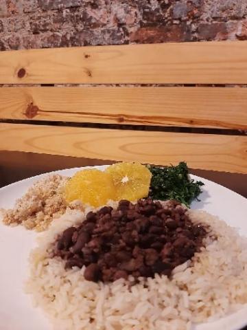 Prato com arroz e feijoada. #paratodosverem