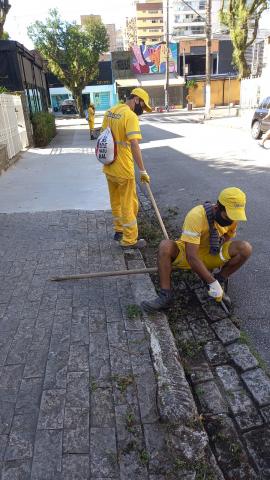 dois funcionários atuando na capinação #paratodosverem 