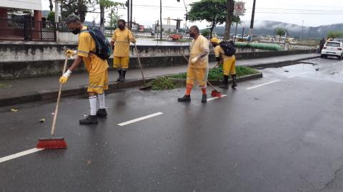 Homens fazem varrição em avenida #paratodosverem