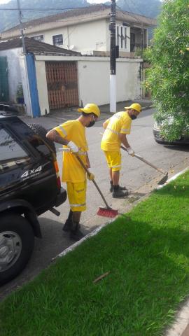 Profissionais trabalhando em jardim #paratodosverem
